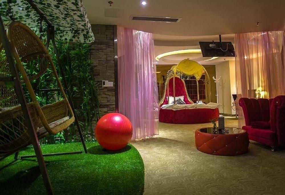 Chongqing Xinhao Theme Hotel Экстерьер фото